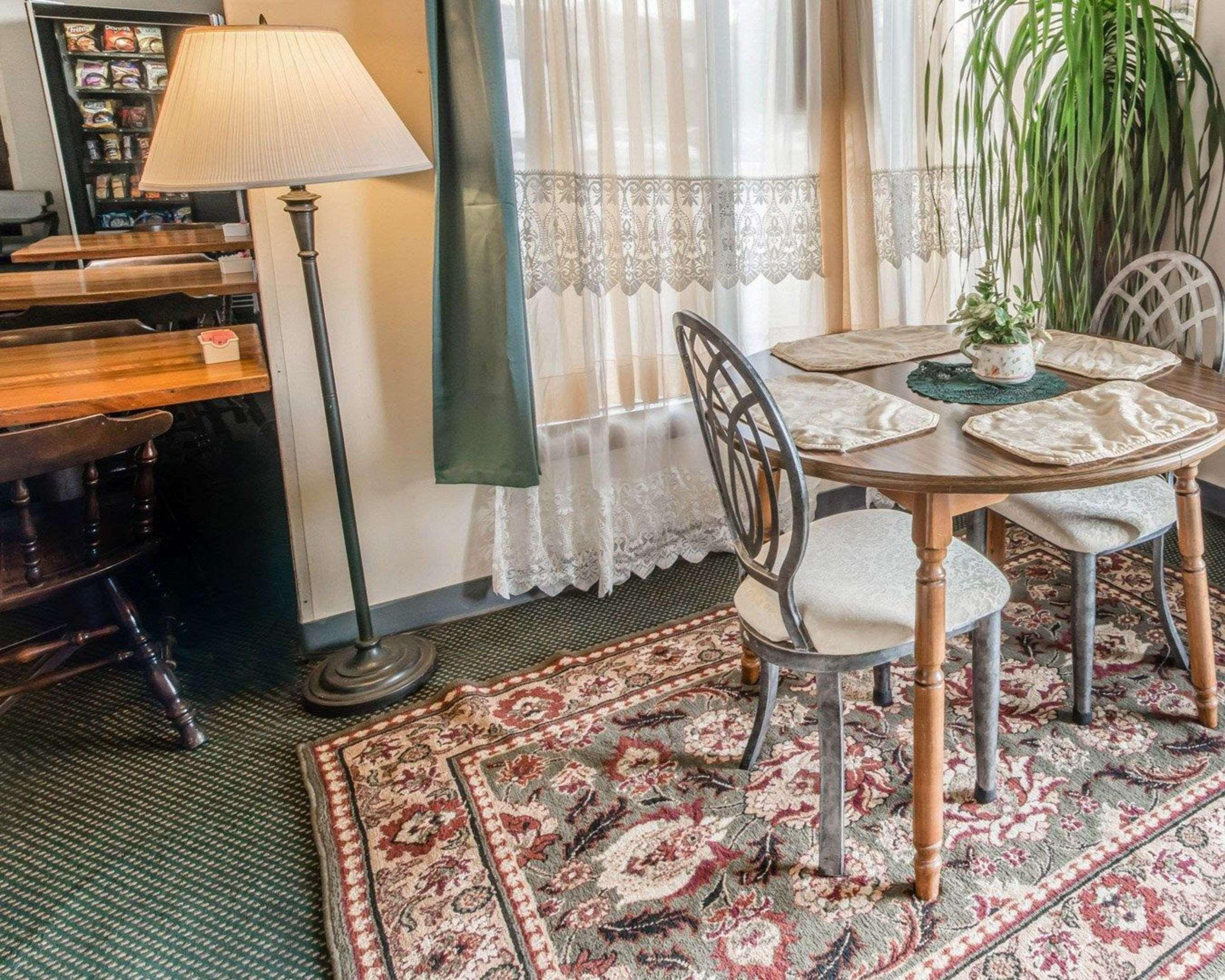 Hotel Econo I-99 2*